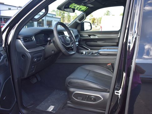 Used 2024 Jeep Wagoneer L Series II w/ Premium Group I image 12