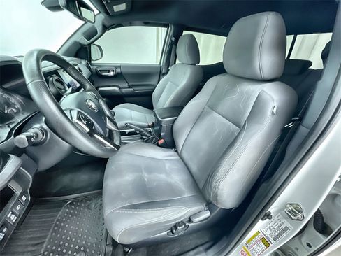 Used 2018 Toyota Tacoma TRD Sport image 17