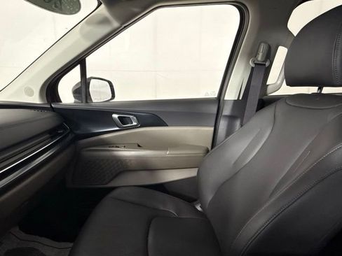 Used 2025 Kia Carnival image 22