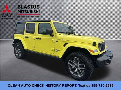 Used 2024 Jeep Wrangler Unlimited w/ Convenience Group AWD/4WD image 3