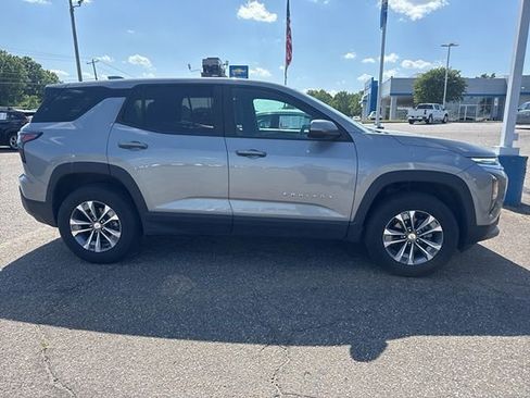 Used 2025 Chevrolet Equinox LT FWD image 4