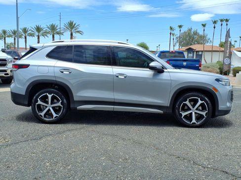 Certified 2025 Volkswagen Tiguan SE FWD image 8