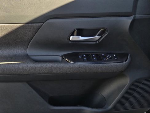 Certified 2025 Nissan Kicks SV image 16