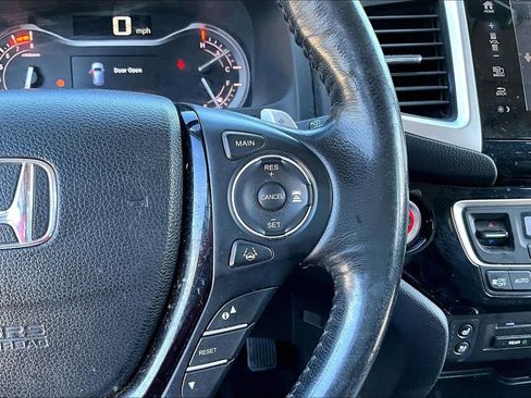Used 2018 Honda Pilot Touring image 12