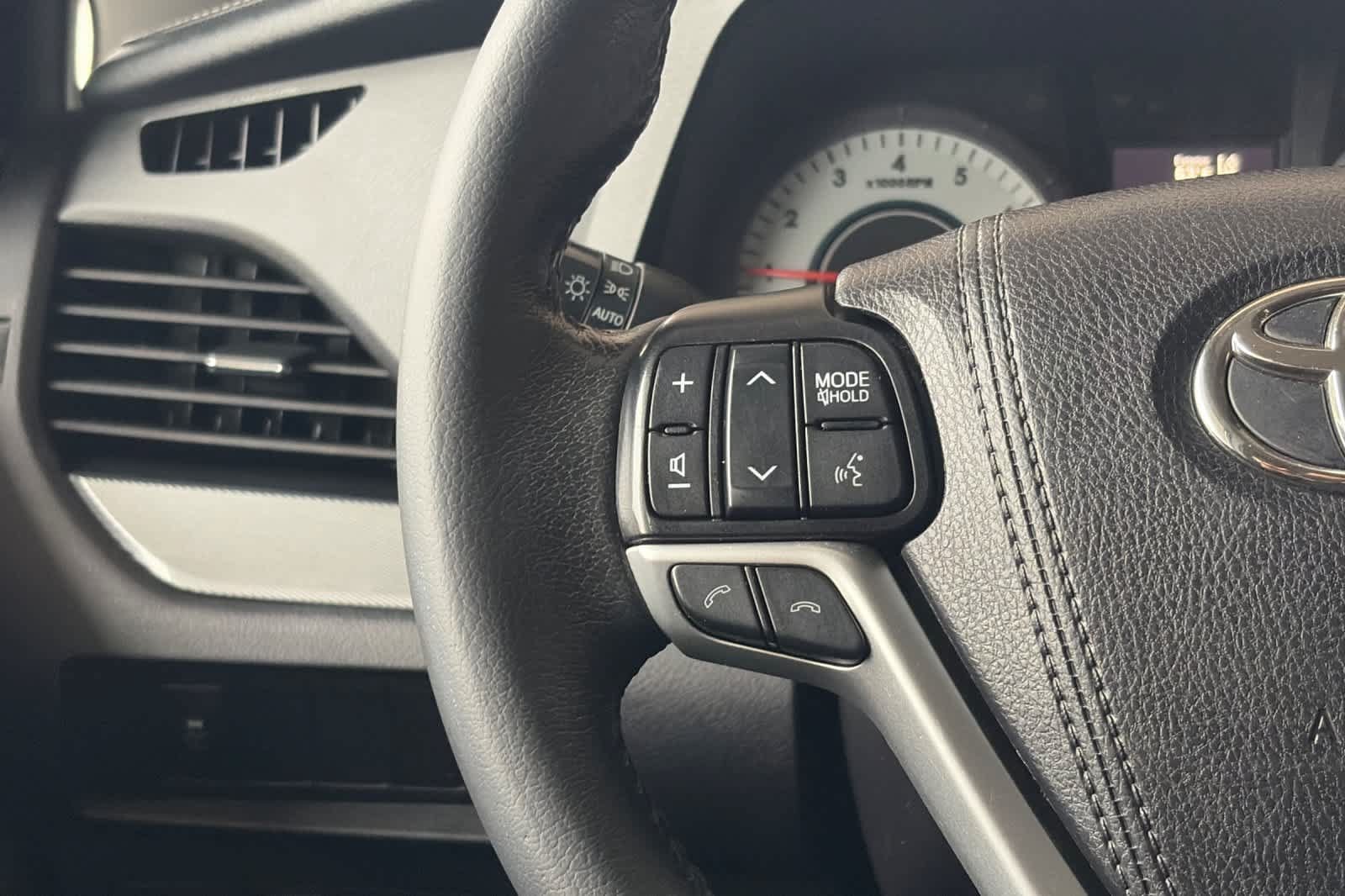 Used 2020 Toyota Sienna SE w/ Preferred Accessory Package FWD image 26