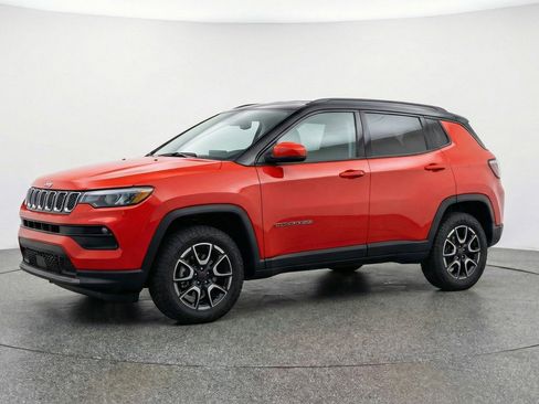Used 2025 Jeep Compass Trailhawk w/ Trailer Tow Group AWD/4WD image 3