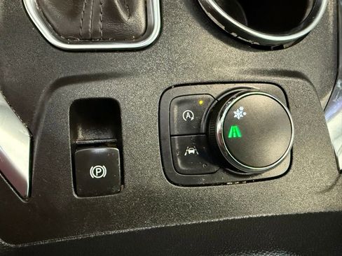 Used 2022 Chevrolet Traverse LT image 35