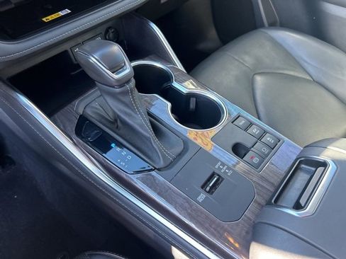 Used 2023 Toyota Highlander Limited image 22