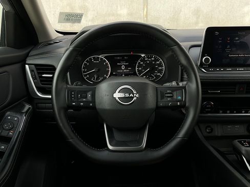 Used 2025 Nissan Rogue SV image 32