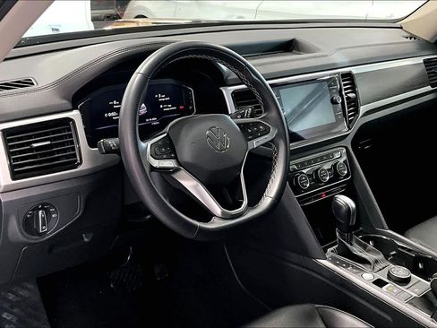 Used 2023 Volkswagen Atlas SE w/ Panoramic Sunroof Package image 2