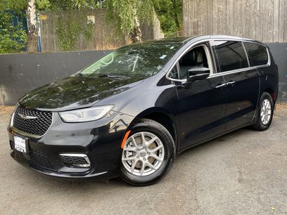 Used 2024 Chrysler Pacifica Touring-L