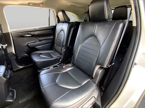 Used 2022 Toyota Highlander XLE AWD/4WD image 20
