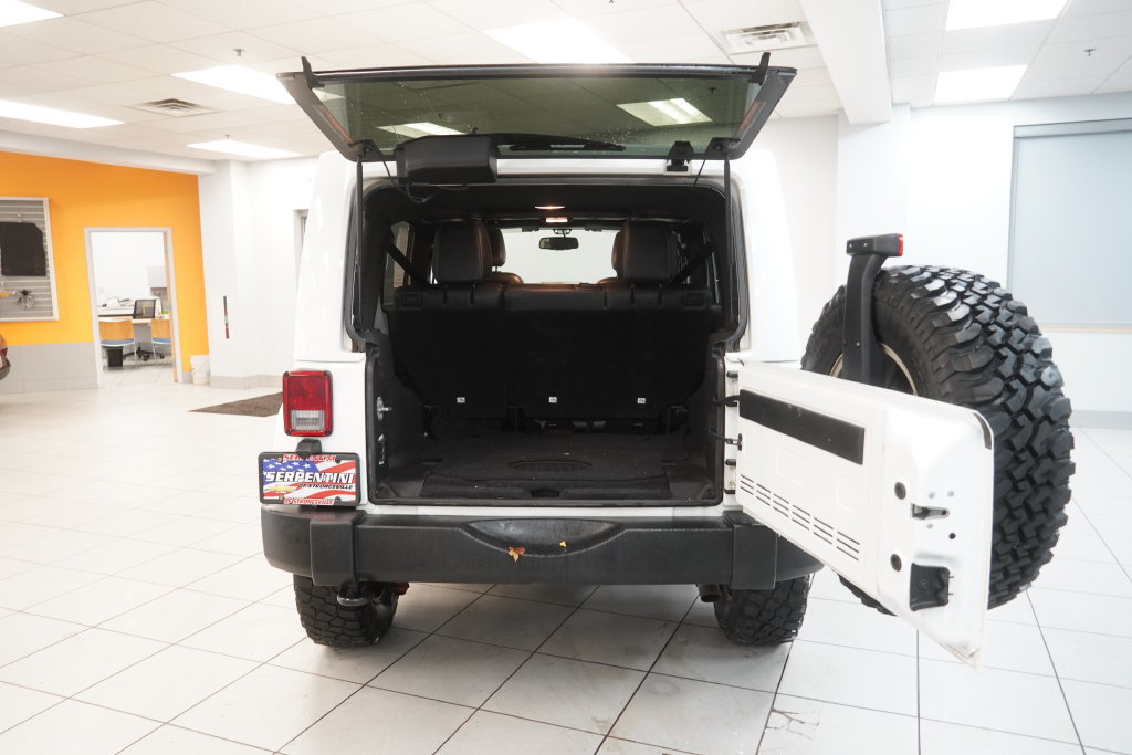 Used 2015 Jeep Wrangler Unlimited Rubicon w/ Connectivity Group AWD/4WD image 9