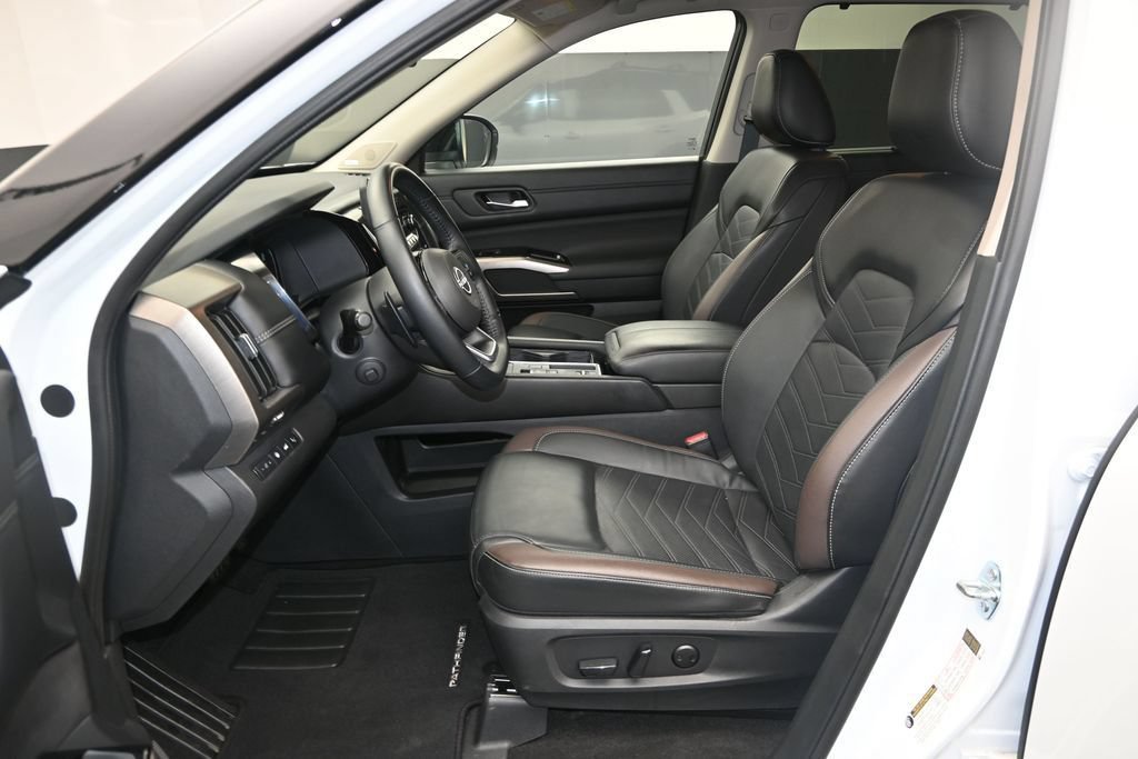 Used 2025 Nissan Pathfinder Platinum FWD image 19