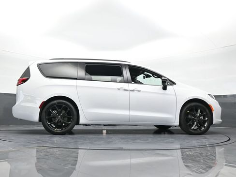 New 2026 Chrysler Pacifica Select image 60