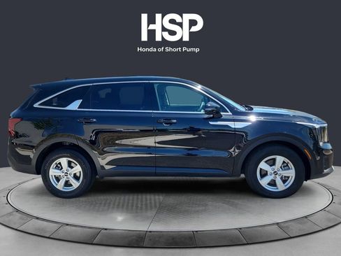 Used 2025 Kia Sorento LX FWD image 6