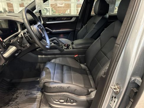 Used 2025 Porsche Cayenne AWD/4WD image 4