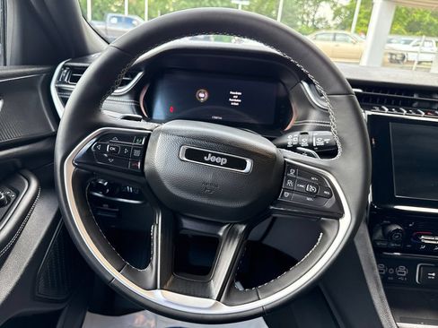 Used 2025 Jeep Grand Cherokee Altitude AWD/4WD image 14