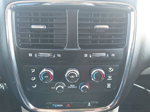 Used 2016 Dodge Grand Caravan SXT image 31