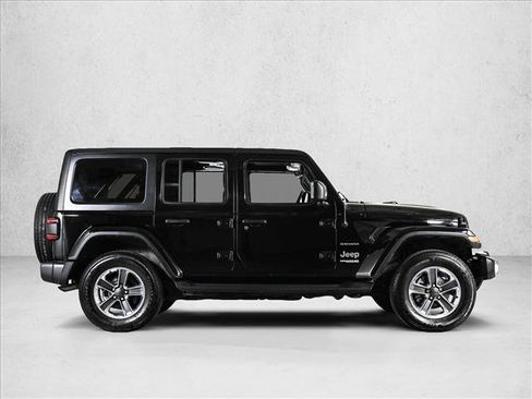 Used 2018 Jeep Wrangler Unlimited Sahara AWD/4WD image 4