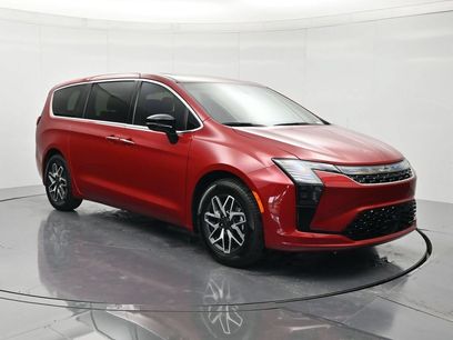 New 2027 Chrysler Pacifica Limited w/ Family Tech Group