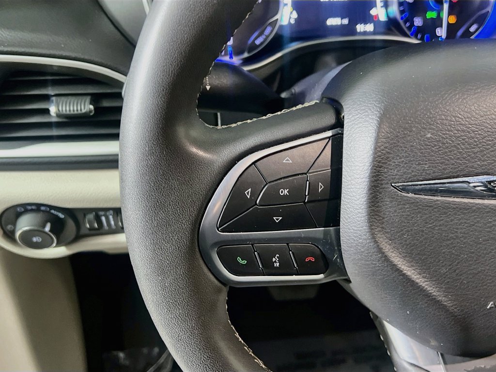 Used 2024 Chrysler Pacifica Touring-L FWD image 16
