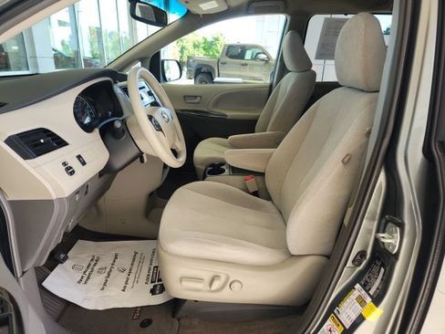 Used 2013 Toyota Sienna LE w/ Towing Pkg FWD image 16