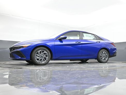 New 2024 Hyundai Elantra Blue image 10