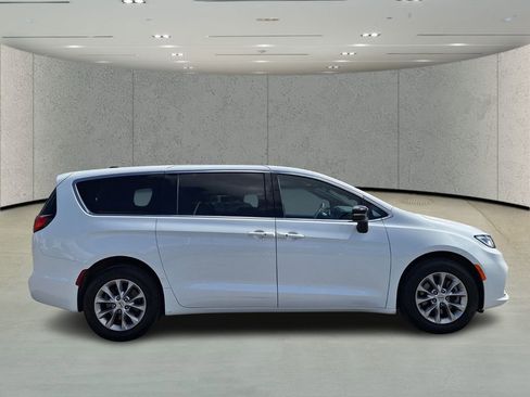 Used 2025 Chrysler Pacifica Select w/ Uconnect Theater Family Group AWD/4WD image 4
