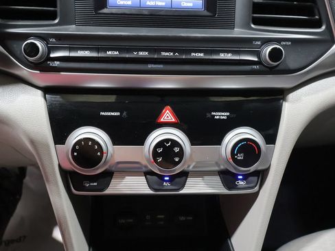 Used 2019 Hyundai Elantra SE FWD image 26