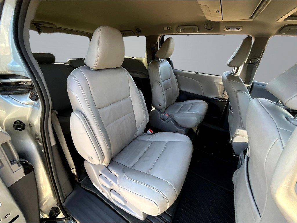 Used 2019 Toyota Sienna XLE Premium w/ Carpet Mat Package AWD/4WD image 27