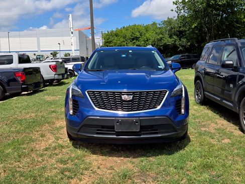 Used 2023 Cadillac XT4 Luxury w/ Cold Weather Package FWD image 2