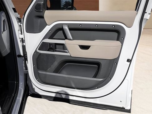 Used 2024 Land Rover Defender 110 X-Dynamic SE image 29