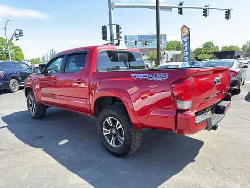 Used 2017 Toyota Tacoma TRD Sport w/ Tow Package AWD/4WD image 4