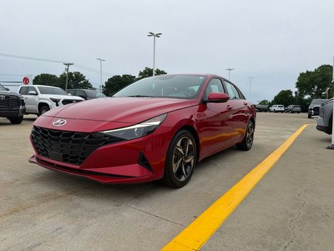 Used 2023 Hyundai Elantra SEL w/ Convenience Package FWD image 3