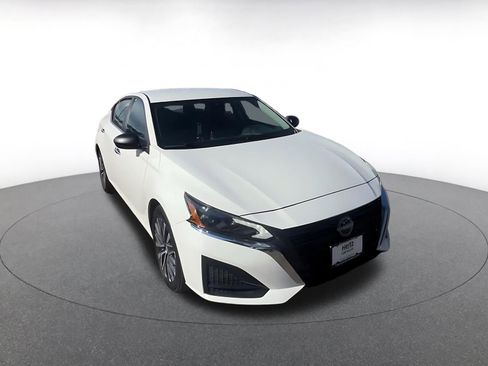 Used 2025 Nissan Altima 2.5 SV image 3