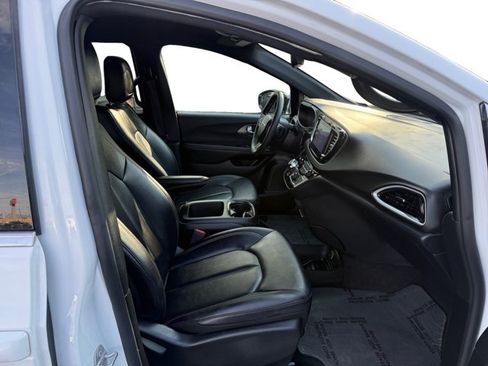 Used 2025 Chrysler Pacifica Select FWD image 12