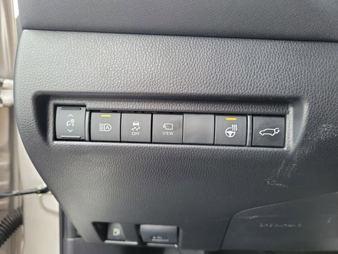 Used 2023 Toyota Venza Limited image 23