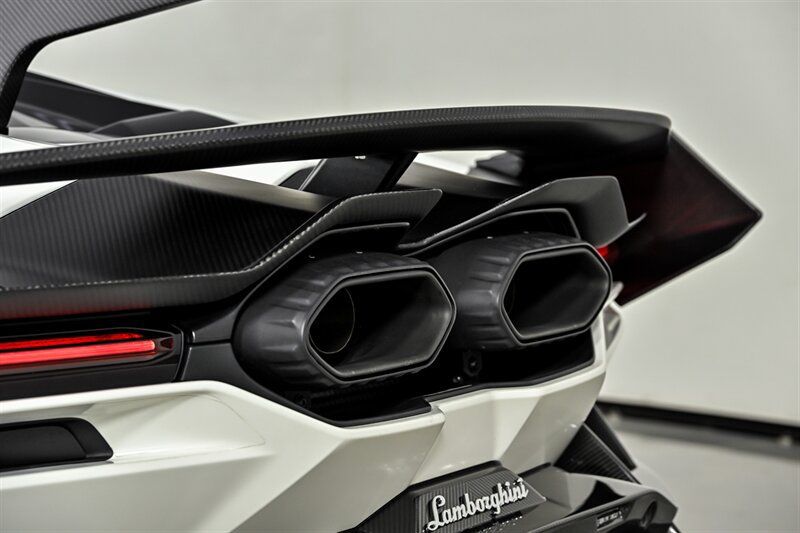 Used 2024 Lamborghini Revuelto AWD/4WD image 31