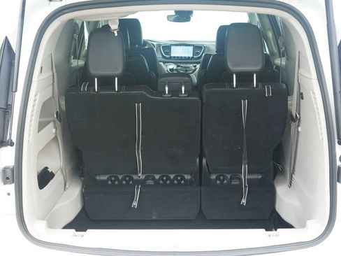 Used 2024 Chrysler Pacifica Touring-L FWD image 8