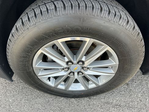 Used 2022 Chevrolet Traverse LT FWD image 10