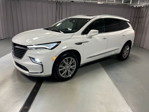 Used 2023 Buick Enclave Essence w/ Experience Buick Package FWD image 3