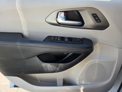 Used 2024 Chrysler Pacifica Touring-L FWD image 17
