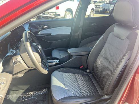 Used 2025 Chevrolet Trax LT w/ LT Convenience Package image 18