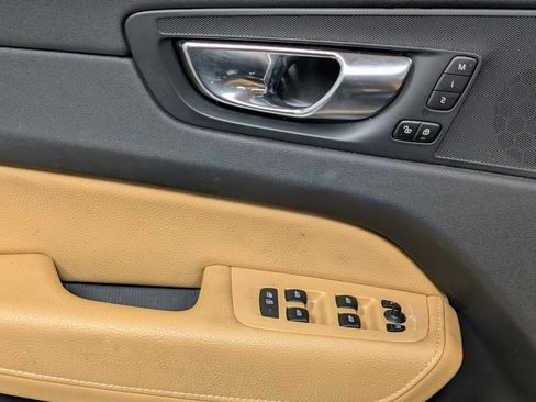 Used 2020 Volvo XC60 T5 Momentum image 17