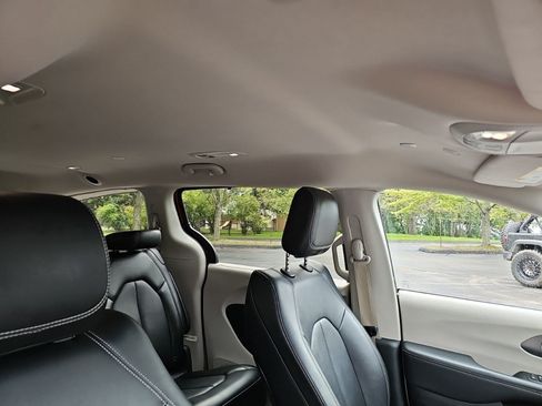 Used 2024 Chrysler Pacifica Touring-L FWD image 12