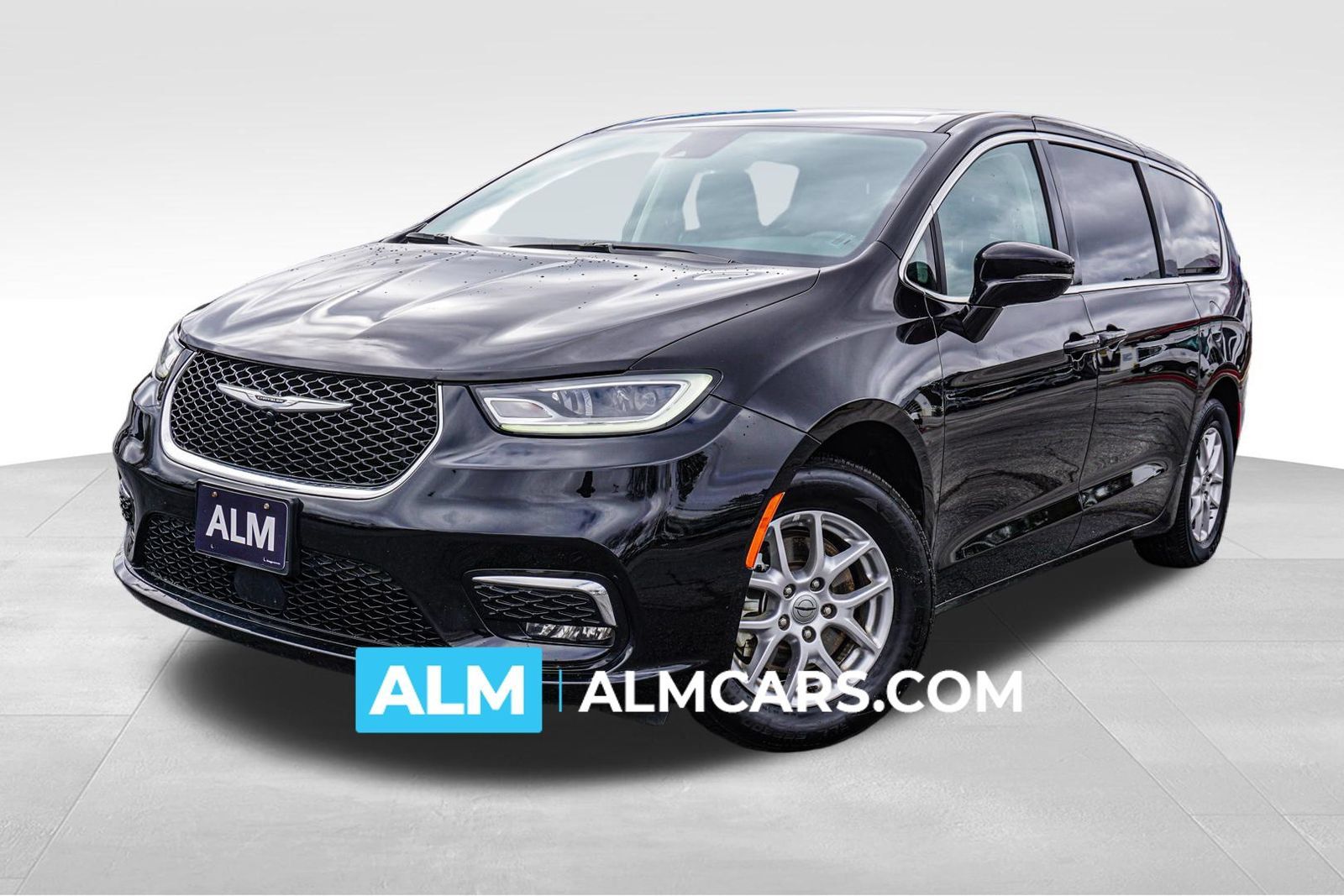 Used 2024 Chrysler Pacifica Touring-L FWD image 1