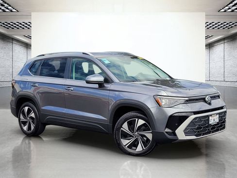 Certified 2025 Volkswagen Taos SE w/ Panoramic Sunroof Package AWD/4WD image 2