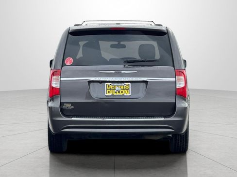 Used 2015 Chrysler Town & Country Touring image 5