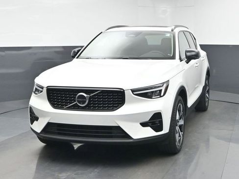 Used 2024 Volvo XC40 B5 Plus image 3